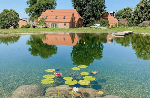 Vellahn Apartment | Modern ambiance and a natural swimming pool