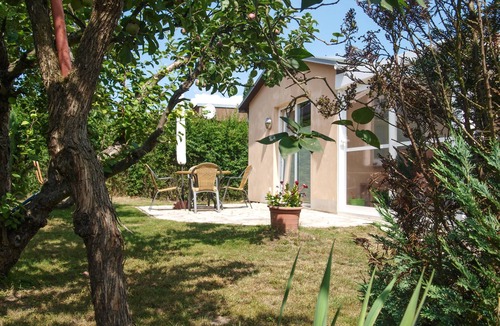Neeberg House | Modern and comfortably furnished bungalow on small, fenced plot.