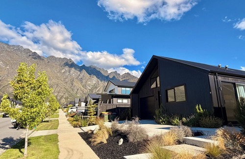 Kawarau Falls Apartment | Modern and Peaceful Studio Room + Ensuite Bathroom under Mountains!