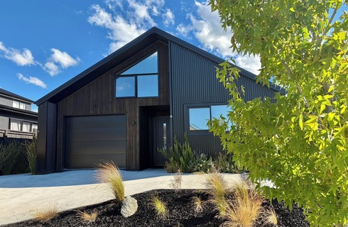 Kawarau Falls Apartment | Modern and Peaceful Studio Room + Ensuite Bathroom under Mountains!