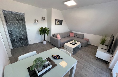 Luenen Apartment | Modern apartment close to Lake Cappenberg, 1-4 guests