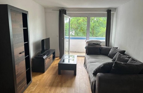 Rangierbahnhof-Siedlung Apartment | Modern Apartment Near the Exhibition Center