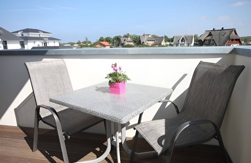 Boergerende-Rethwisch Apartment | Modern apartment with balcony, restricted sea view and parking in Börgerende