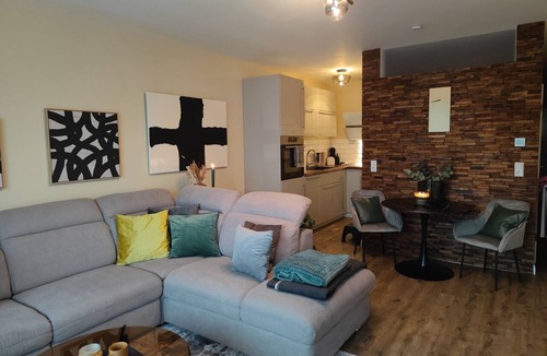 Delecke Apartment | Modern Apartment with Lake View