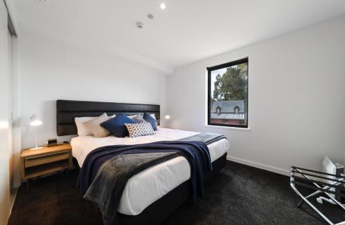 Arthur's Point Apartment | Modern Apartment with Mountain Views-free parking
