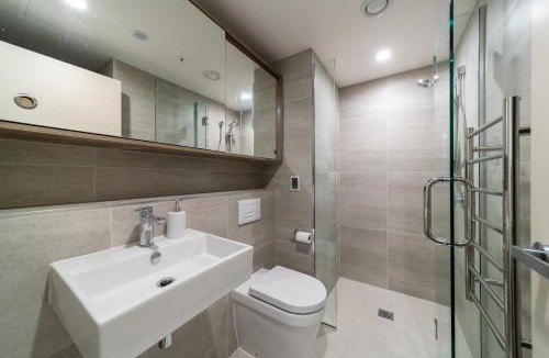 Arthur's Point Apartment | Modern Apartment with Mountain Views-free parking