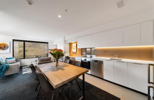 Arthur's Point Apartment | Modern Apartment with Mountain Views-free parking