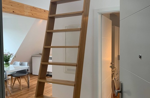 Munchen District House | Modern Apt sleeps 5, direct train to Oktberfest!