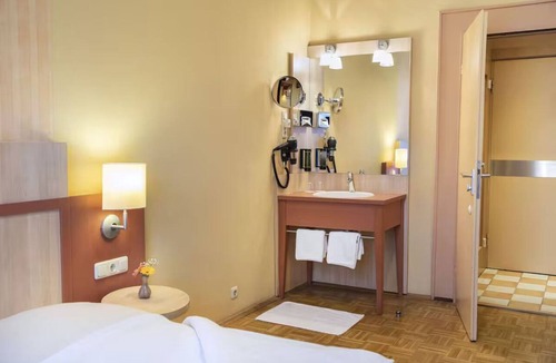 Zentrum Hotel | Modern Bonn Stay | Double Room | Pets Allowed | Museum Mile – 1.9 miles