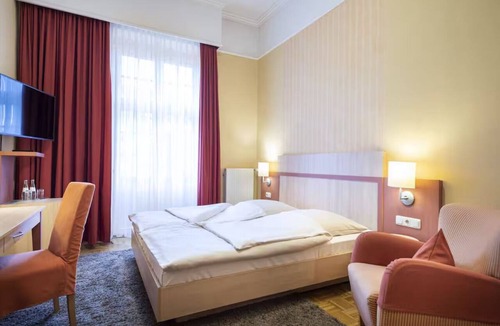 Zentrum Hotel | Modern Bonn Stay | Double Room | Pets Allowed | Museum Mile – 1.9 miles