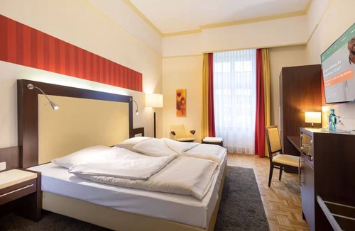 Zentrum Hotel | Modern Bonn Stay | Double Room | Pets Allowed | Museum Mile – 1.9 miles