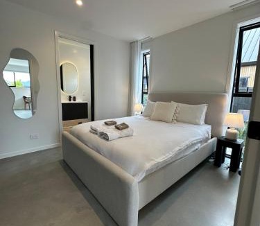 Kawarau Falls Apartment | Modern, Cosy Apartment in Peaceful Area with Mountain Views