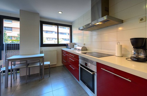 Legazpi Apartment | Modern Family Apartment with Terrace and Pool in Madrid Tempory