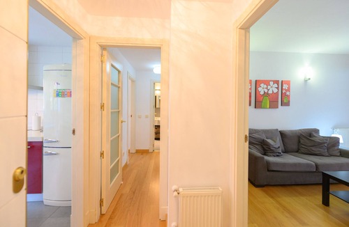 Legazpi Apartment | Modern Family Apartment with Terrace and Pool in Madrid Tempory