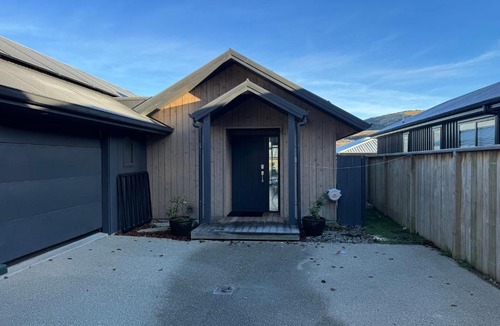 Kawarau Falls House | Modern Family Retreat with Stunning Mountain Views close to The Remarkables