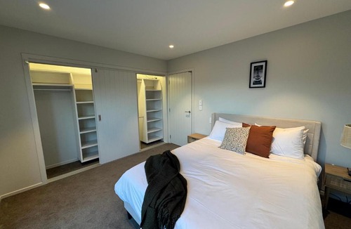 Kawarau Falls House | Modern Family Retreat with Stunning Mountain Views close to The Remarkables