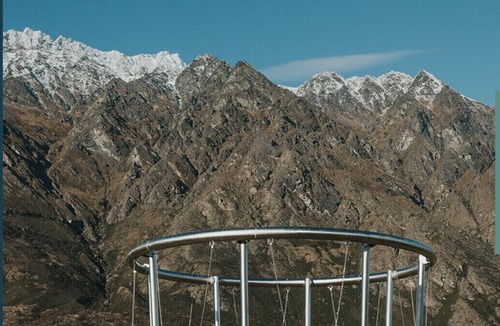Kawarau Falls Apartment | Modern Flat with Mountain Views in Queenstown