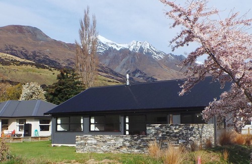 Glenorchy House | Modern Gem with mountain views