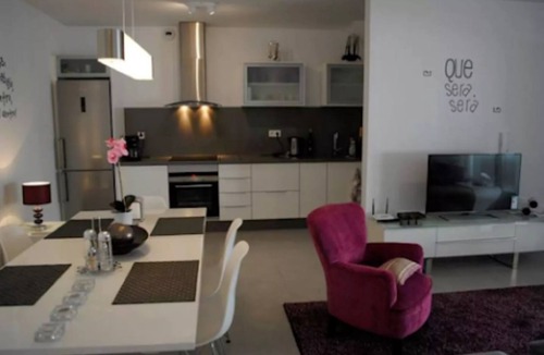 Torre de la Horadada Apartment | Modern ground floor flat within walking distance to the sea. Parking behind high gate!