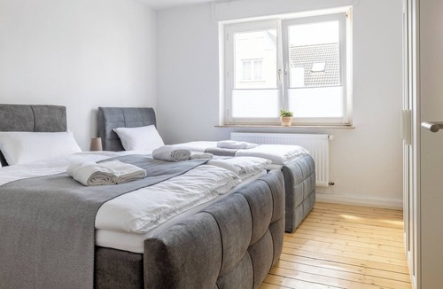 Holzwickede Apartment | Modern home: Airport 2km | Kitchen with island | Disney+ | Speedport