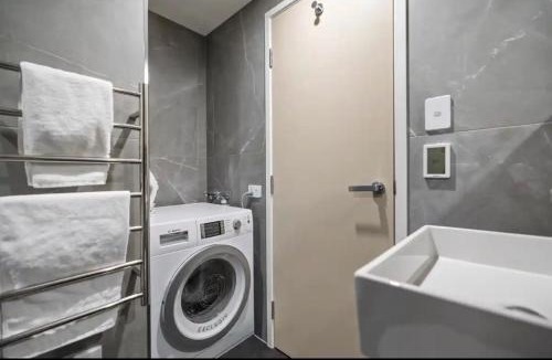 Arthur's Point Apartment | Modern Luxury Condo Shotover Views