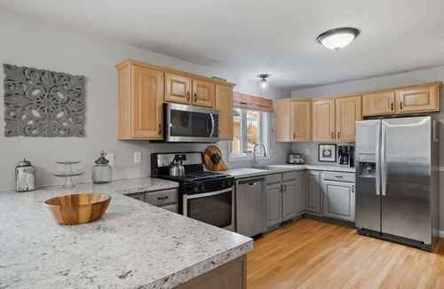 Manchester House | Modern Open Concept 4 Bed 2,5 Bath Mid to LongTerm Private Single Family Home