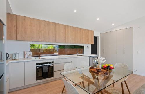 Fernhill House | Modern, Plush & Picturesque - Wynyard Top