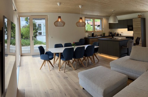 Unterwoessen House | Modern vacation home with all-round mountain views, pool, sauna and large garden