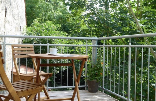 Equarhofen Apartment | Moderne Ferienwohnung (43m2) für 2 Personen im 1. OG mit Balkon