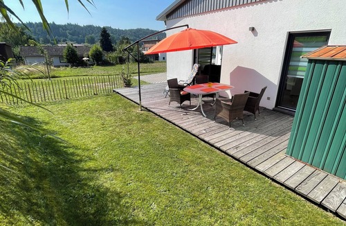 Regenstauf Apartment | Moderne Ferienwohnung Ruhige Lage mit Sonnenterrasse in Flussnähe im Regental