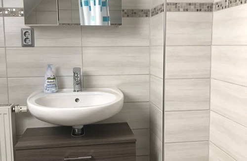Steinwiesen Apartment | Moderne Nichtraucher-Ferienwohnung mit Balkon, WLAN und Parkmöglichkeit