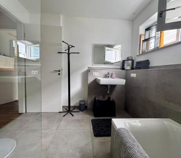 Muehldorf am Inn Apartment | Moderne Wohnung 100 m2 mit Büro und Terrasse