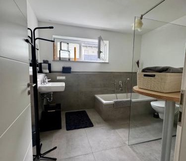 Muehldorf am Inn Apartment | Moderne Wohnung 100 m2 mit Büro und Terrasse