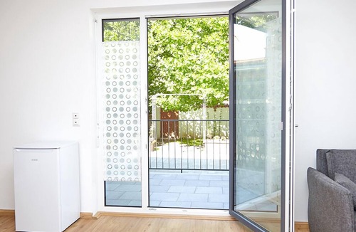 Ebelsbach Apartment | Modernes 48qm Apartment mit französischem Balkon, kostenfreies WLAN, komplett ausgestattete Küchenzeile