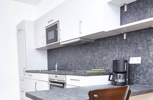 Ebelsbach Apartment | Modernes 48qm Apartment mit französischem Balkon, kostenfreies WLAN, komplett ausgestattete Küchenzeile