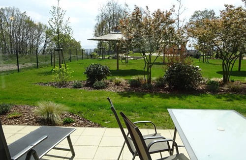 Garz Apartment | Modernes Appartment mit Terrasse im Grünen und Frühstückssonne