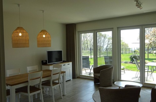 Garz Apartment | Modernes Appartment mit Terrasse im Grünen und Frühstückssonne