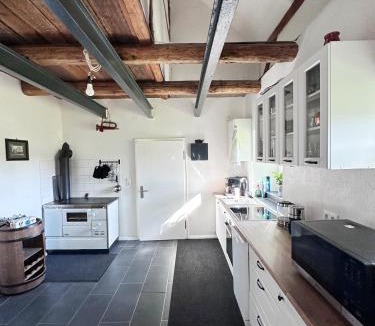 Neuenmarkt Apartment | Modernes Bauernhaus - 3 Schlafzimmer, Küche, Bad, Wohnzimmer, Kaminofen, WaterRower