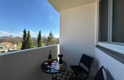 Kempten Apartment | Modernes Loggia-Apartment mit dezentem Bergblick in Kempten im Allgäu