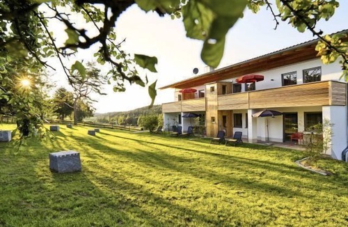 Kollnburg Apartment | Modernes Studio (50 m2) mit Terrasse und großem Bad