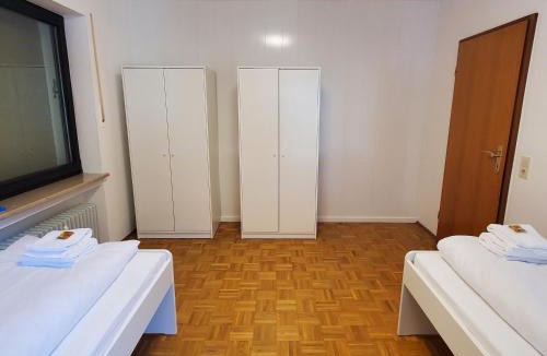 Straubing Apartment | Monteurs Wohnung mit 6 Einzelbetten, Küche, Parkplatz und Balkon
