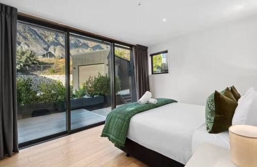 Kawarau Falls Villa | Mountain Panorama Luxury Retreat