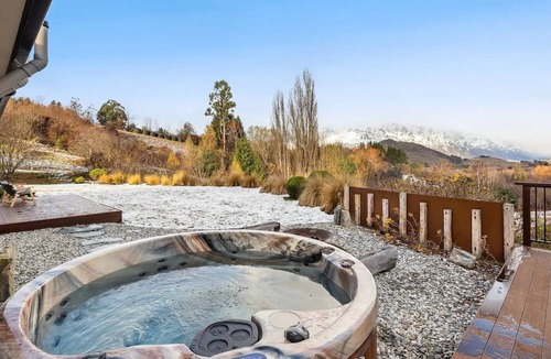 Dalefield House | Mountain View Villa - Rural Retreat (Hot Tub, Tennis, Petanque, Putting Green)