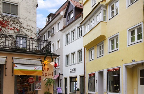 Insel Apartment | Müller vacation apartment - high-quality renovated old building with eat-in kitchen on the island