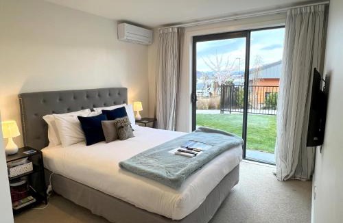 Lake Hayes Cabin | MyHolidays, Shotover, Delux Ensuite rooms