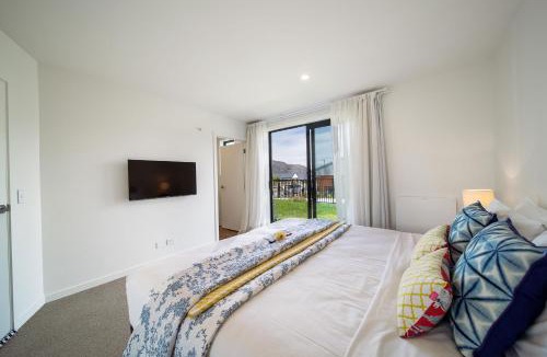 Lake Hayes Cabin | MyHolidays, Shotover, Delux Ensuite rooms