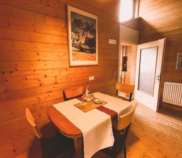 Vogtareuth Apartment | Naturnahes Familienchalet mit Garten - Wifi - Netflix - nur 15 Minuten vom Chiemsee und 35 Minuten von München entfernt