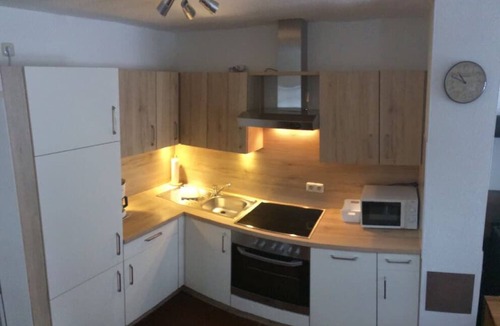 Zandt Apartment | Neu ausgestatteter Ferienbungalow mit Kaminofen, Garten & Smoke-Grill