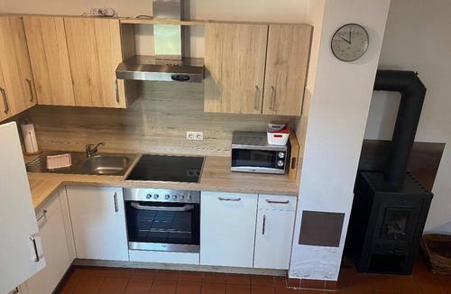 Zandt Apartment | Neu ausgestatteter Ferienbungalow mit Kaminofen, Garten & Smoke-Grill