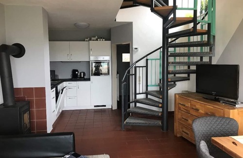 Zandt Apartment | Neu ausgestatteter Ferienbungalow mit Kaminofen, Garten & Smoke-Grill